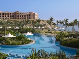 Pool-und Meerfeeling - Ein Blick auf die Poollandschaft mit dem Golf des Oman (Meer) im Hintergrund.